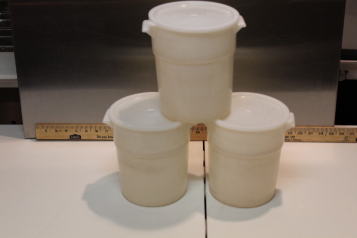 lot 71 image: 3.5 quart containers