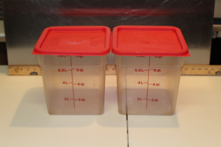 lot 76 image: 8 quart container