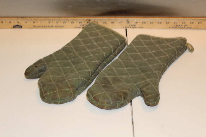 lot 79 image: Oven Mitts