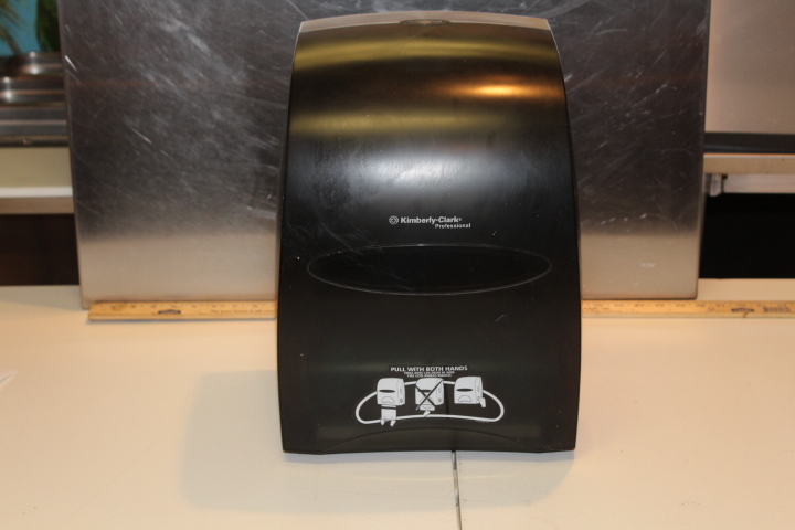 lot 86 image: Paper towel dispenser
