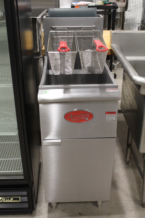 lot 18 image: NEW Fryer