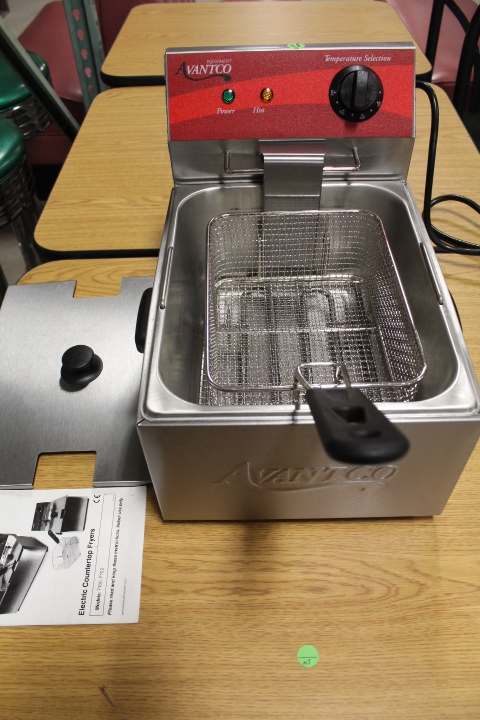 lot 35 image: NEW Countertop Fryer