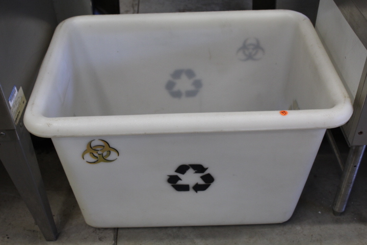 lot 74 image: Poly tub