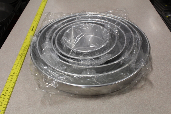 lot 76 image: Wedding Cake pan set