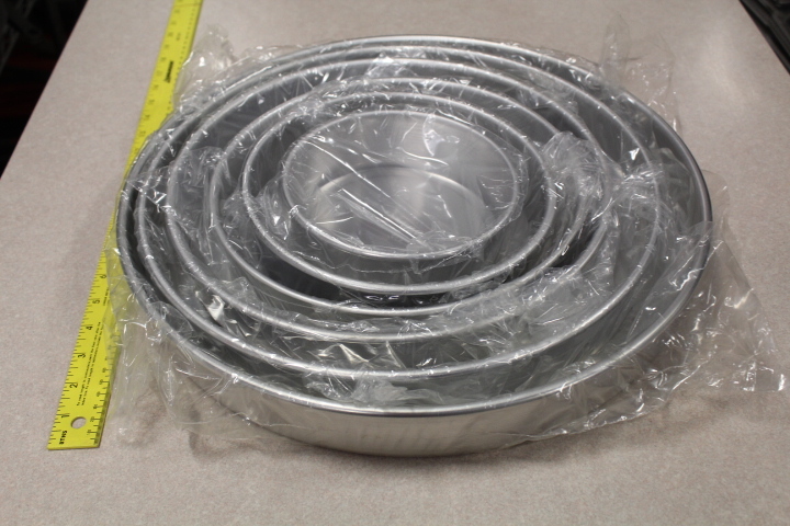 lot 77 image: Wedding Cake pan set