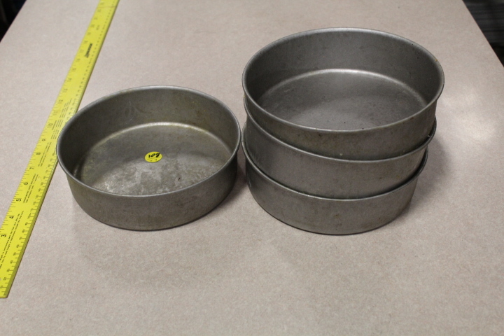 lot 108 image: Cake pans