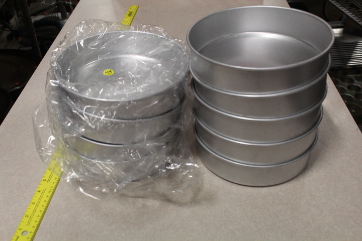 lot 114 image: Cake pans
