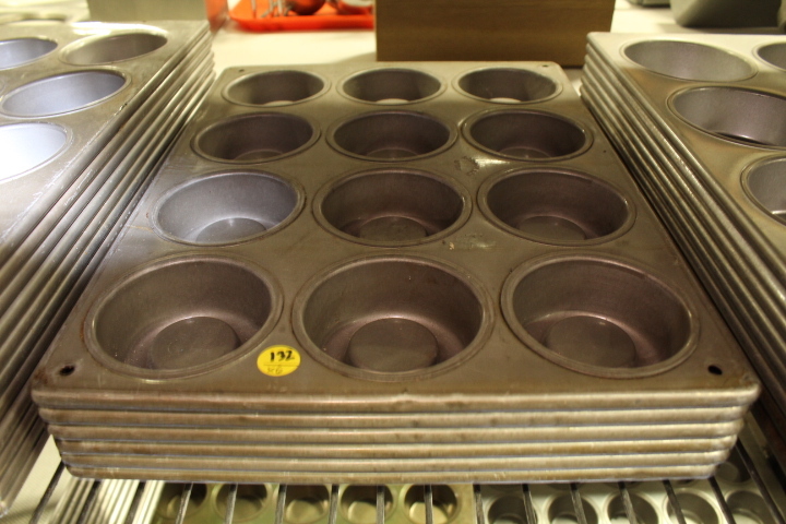 lot 132 image: Muffin Pans