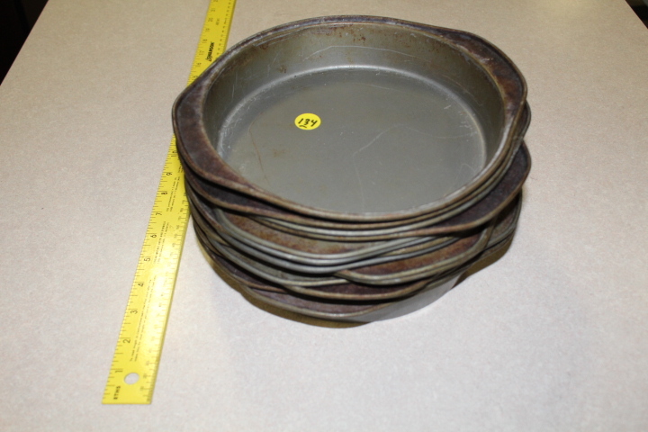 lot 134 image: Cake pan lot