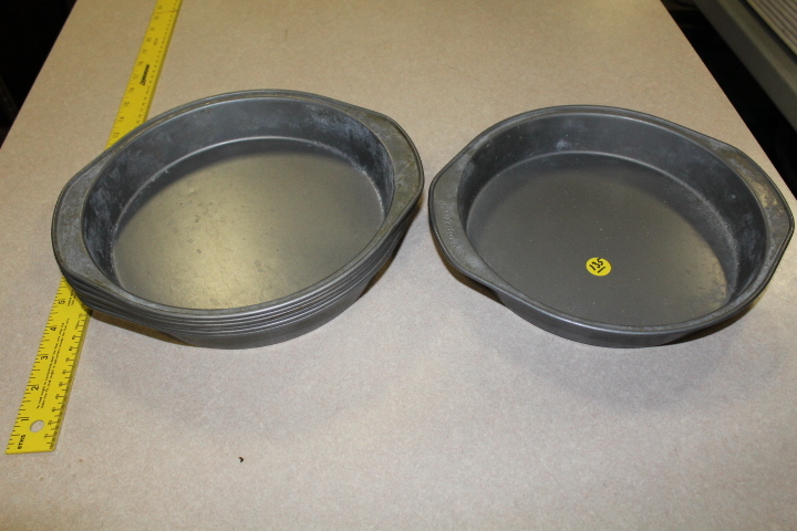 lot 135 image: Cake pan lot