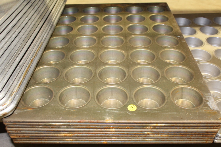 lot 137 image: Cupcake pans