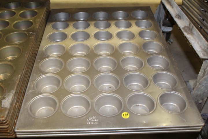 lot 138 image: Cupcake pans