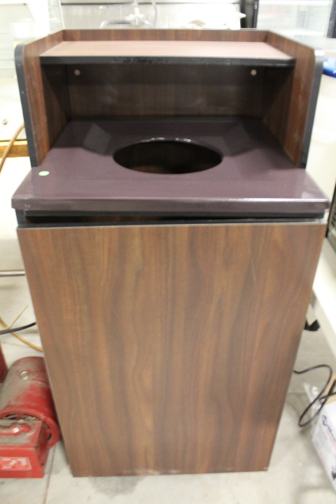 lot 146 image: Garbage can w Tray return