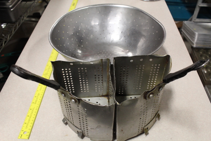 lot 154 image: Colander lot