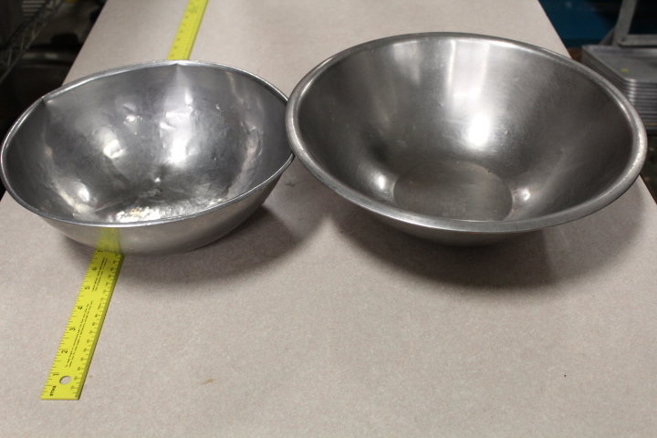 lot 155 image: Mixing bowl lot