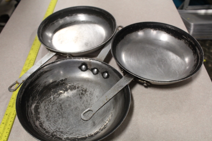 lot 163 image: Frying pans