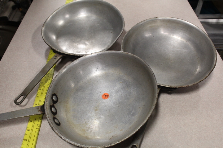 lot 164 image: Frying pans