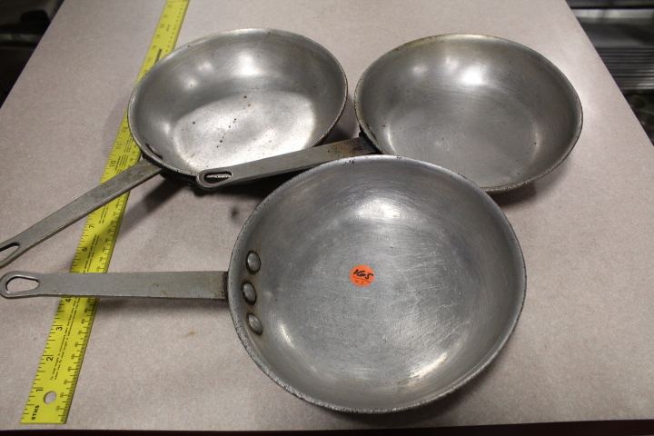 lot 165 image: Frying pans