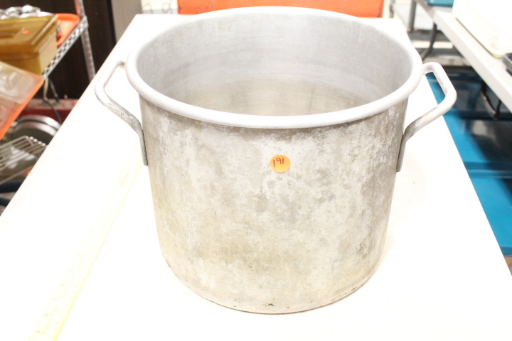 lot 191 image: Sauce pot