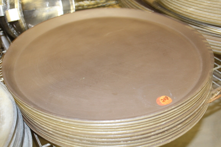 lot 208 image: Serving trays