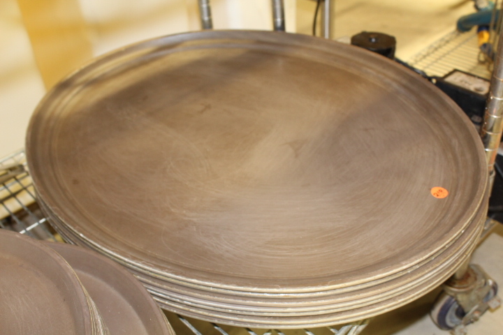 lot 210 image: Serving trays