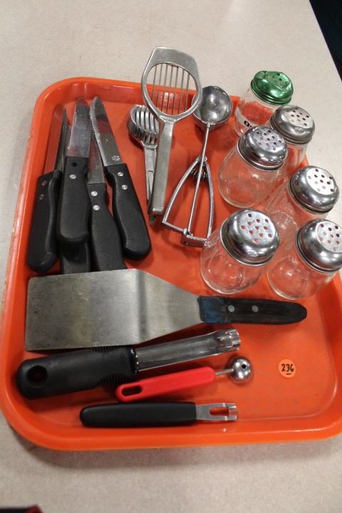 lot 236 image: Utensil lot