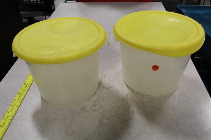 lot 242 image: Food storage containers