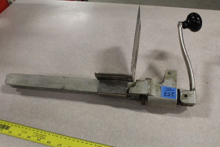 lot 252 image: #1 Can opener