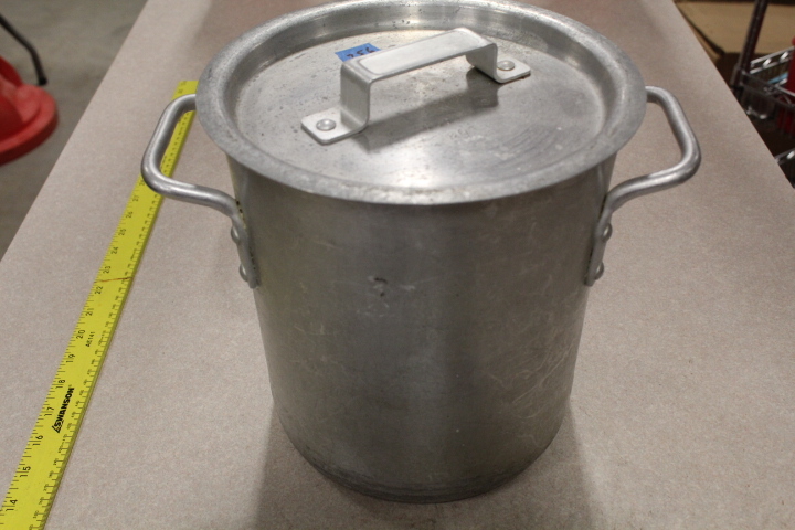 lot 256 image: 8 QT stock pot