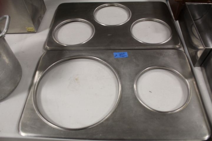 lot 257 image: Warmer plates