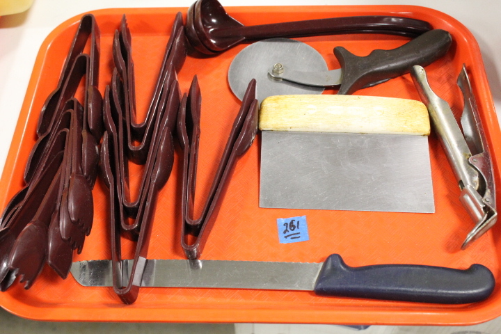 lot 261 image: Utensil lot
