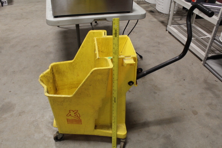 lot 264 image: mop bucket