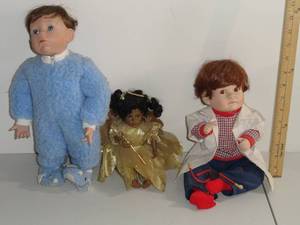 lot 208 image: Collectible Dolls #6
