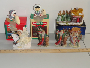 lot 215 image: Hallmark Stocking Hangers and Wise Men Decorations Lot