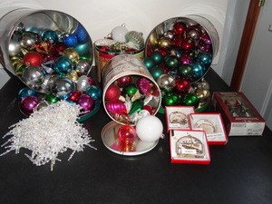 lot 298 image: Christmas Tree Balls