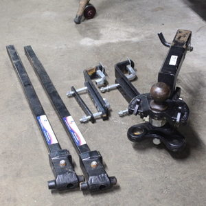 lot 315 image: Hitch and Anti-Sway Bars