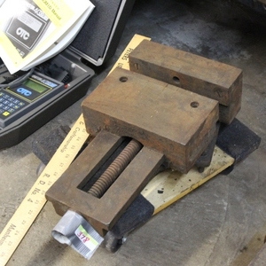 lot 378 image: Heavy Duty Vise