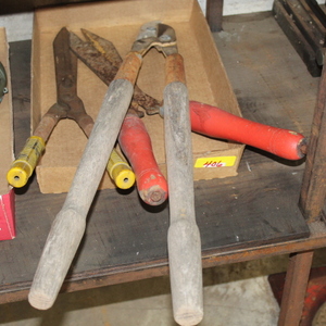 lot 406 image: Grass Trimmers and Branch Cutter Lot