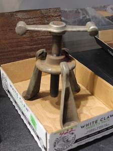 lot 422 image: Puller