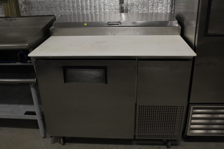 lot 19 image: True Pizza Prep Table