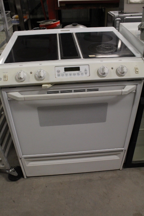 lot 59 image: GE Electric Range