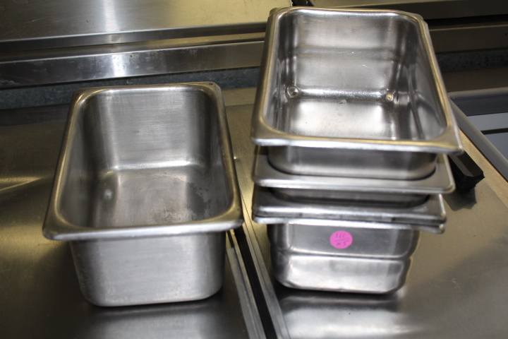 lot 111 image: 14 x 4 insert pans