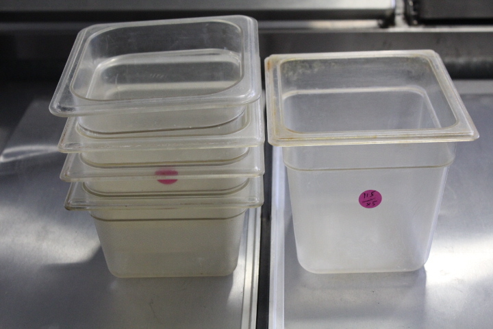 lot 115 image: 16 insert pans