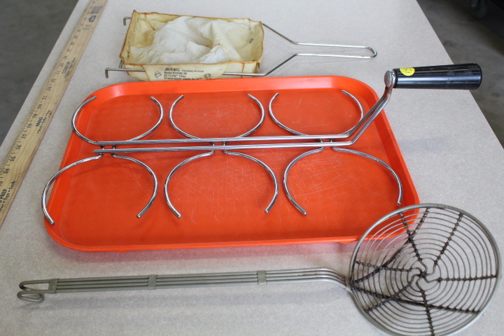 lot 145 image: Utensil lot