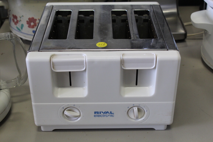 lot 158 image: 4 Slice Toaster