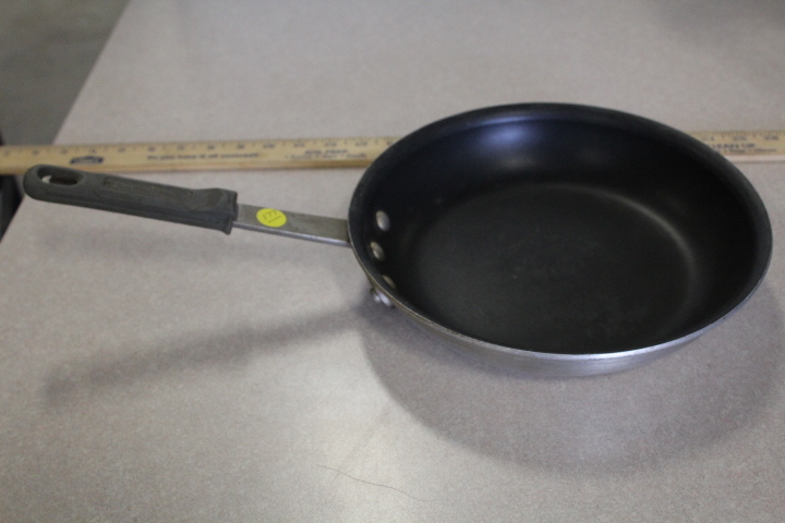 lot 177 image: 10 Frying pan