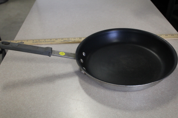 lot 178 image: 12 Frying pan