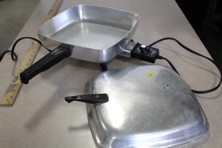 lot 180 image: Electric Frying Pan