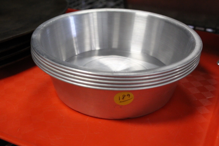 lot 189 image: Aluminum pans