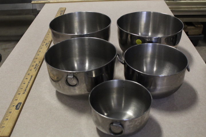 lot 195 image: Mixing bowl lot